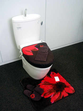 totoビビッドフラワー：ビビッドレッド#VRD　純正のトイレマット、便座カバーを超特価で全国配送　ご注文当日に出荷対応