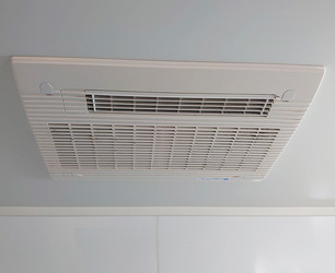 施工前：浴室暖房乾燥機 