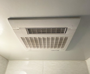 施工前：浴室暖房乾燥機 