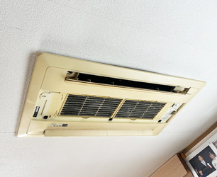 施工前：天井カセットエアコン 