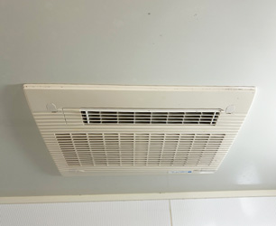 施工前：浴室暖房乾燥機 