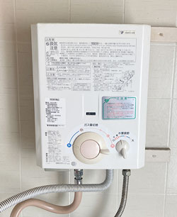 交換前　瞬間湯沸器