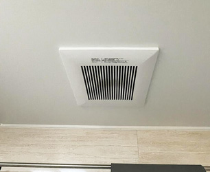 施工前：浴室暖房乾燥機 