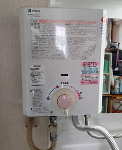 交換前 瞬間湯沸器