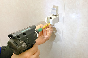シャワーフックを取り付ける｜お風呂の蛇口(壁付き)を自分で交換するDIY手順