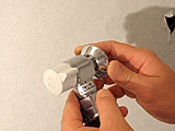 座金を本体に取付けます