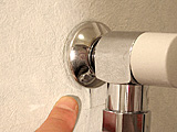 指で指した場所から水漏れしていないかを目や耳で慎重に確認