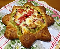 トマトとバジルソースのピザ