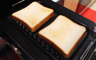 グリルのトーストモードで、トーストを自動で焼いてくれます