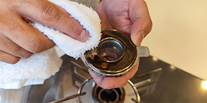 中性洗剤を含ませた柔らかい布で汚れを拭き取る|バーナーキャップの掃除・お手入れ
