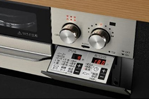 押しやすい丸ボタン形状とヘアライン風デザインアクリルパネル