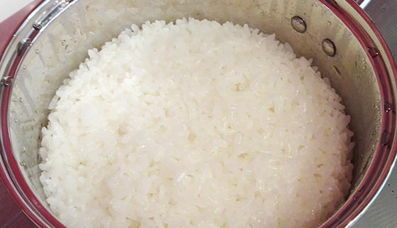 蓋を開けてみると、美味しく炊けたご飯にできるという「カニ穴」もできています