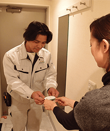 ご訪問時、まずは名刺をお渡ししてご挨拶