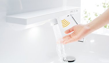 手を差し出すだけでラクラク!「自動水栓」