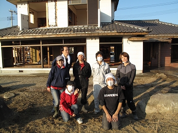 被災家屋からひたすらものを取り出す作業