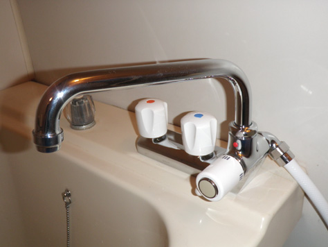 TOTO TM116CL シャワー水栓 Amazon | TOTO 浴室用 台付2ハンドルシャワー金具（一時止水