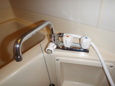 TOTO TM116CL シャワー水栓 Amazon | TOTO 浴室用 台付2ハンドルシャワー金具（一時止水