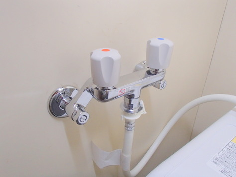 TOTO　緊急止水弁付き　2ハンドル　混合栓　TW20-1R　水道用品　上水道 TOTO 洗濯機用壁付2ハンドル混合水栓(ホース接続形、緊急止水