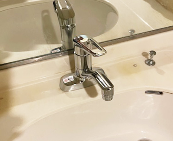 工事費込み】KVK 洗面用ツーホール水栓 吐水口左右回転式|KM7004T 工事費込み】KVK 洗面用ツーホール水栓 吐水口左右回転式|KM7004T