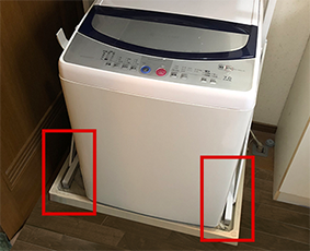衣類乾燥機の置台の足元(左右)