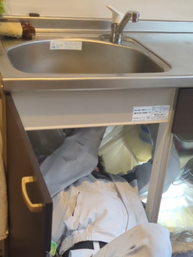 固着した蛇口を慎重に取り外します