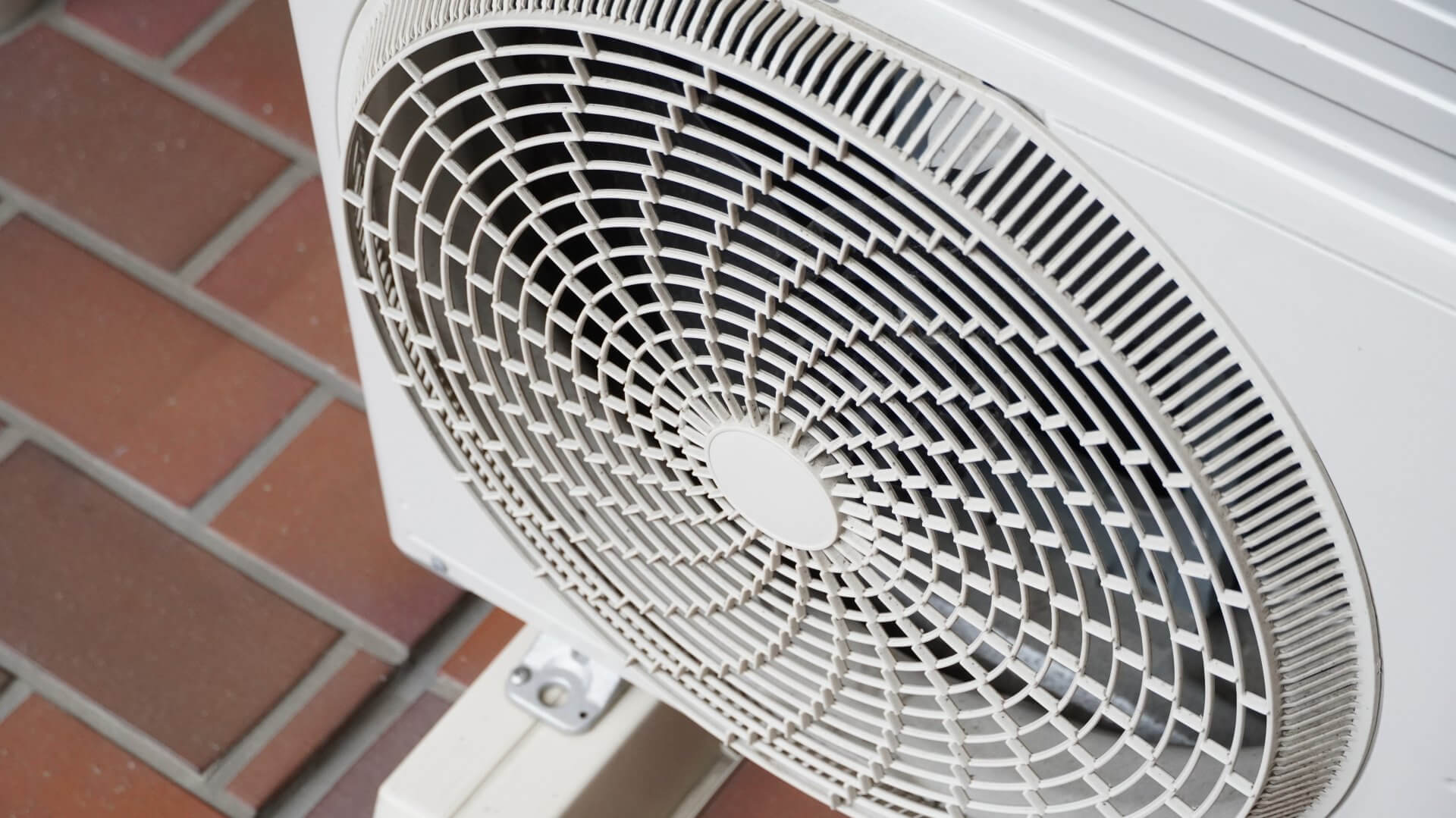 エアコン 室外機 回らない 原因