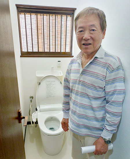 施工後のトイレとお客様