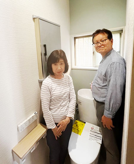 施工後のトイレとお客様