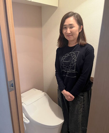 施工後のトイレとお客様