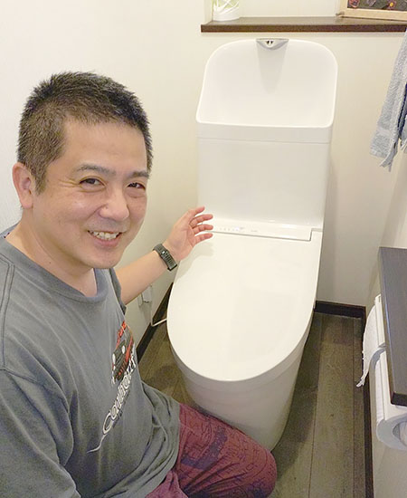 施工後のトイレとお客様