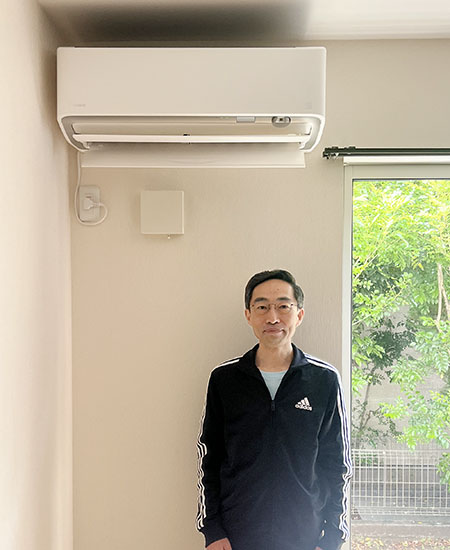 施工後の壁掛エアコンとお客様