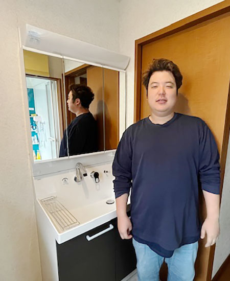 施工後の洗面台とお客様