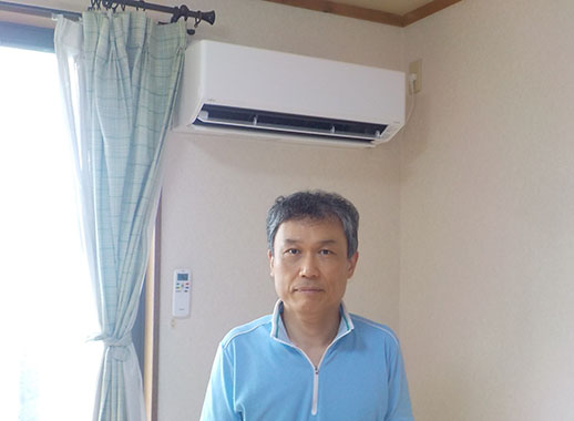 施工後の壁掛エアコンとお客様