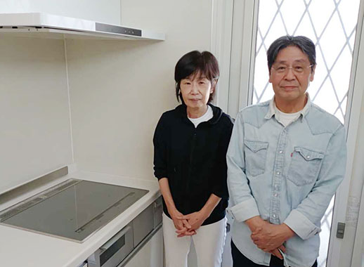 施工後のIHクッキングヒーターとお客様