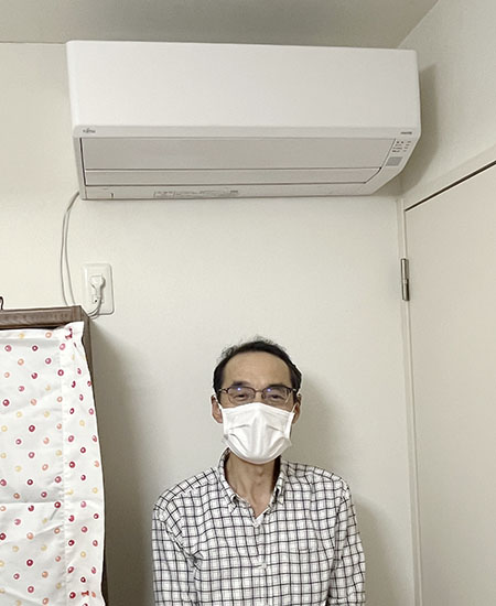 施工後の壁掛エアコンとお客様
