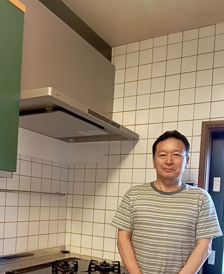 施工後のレンジフードとお客様