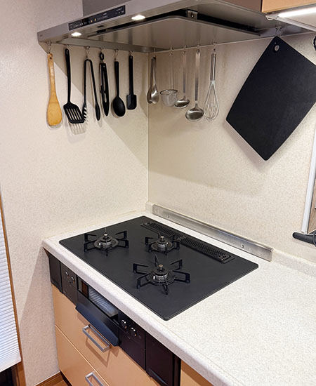 ノーリツ 『オルシェ/ラックリーナ』[天板幅：75cm] [天板カラー：プラチナブラック] [ごとく：ブラックホーロー(ゴム足付)] [付属：ロティプレート]