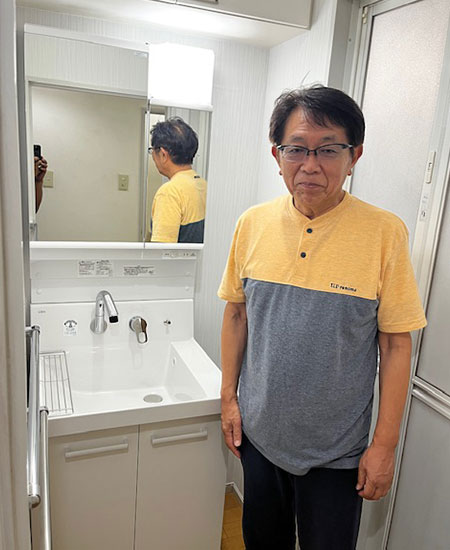 施工後の洗面台とお客様