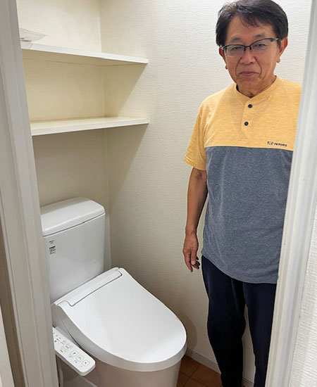 施工後のトイレとお客様