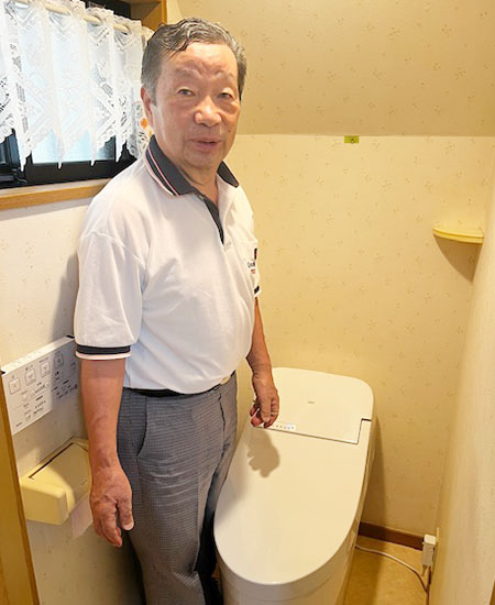 施工後のトイレとお客様