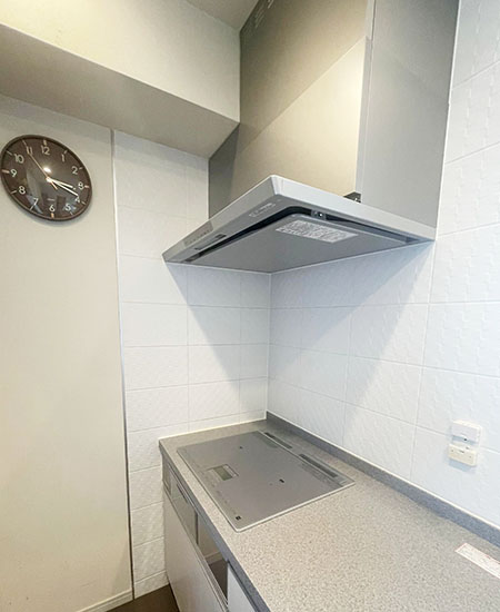 日立 『N9Tシリーズ』[3口IH(鉄・ステンレス対応)][天板幅：60cm][天板カラー：シルバー]リンナイ クリーンecoフード『XGRシリーズ』[ノンフィルタ・スリム型] [間口90cm] [カラー：シルバーメタリック] [ガスコンロ連動] [製造元：富士工業]