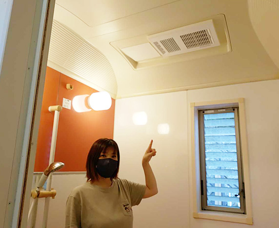 施工後の浴室乾燥機とお客様