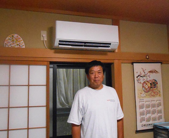 施工後の壁掛エアコンとお客様