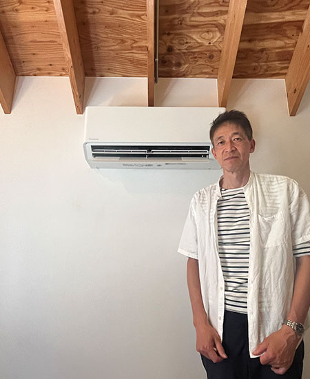 施工後の壁掛エアコンとお客様
