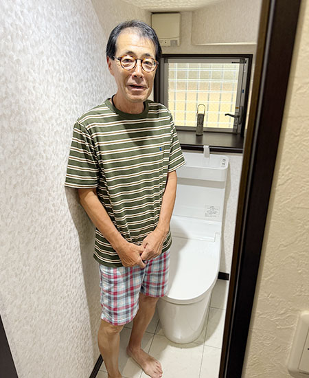 施工後のトイレとお客様