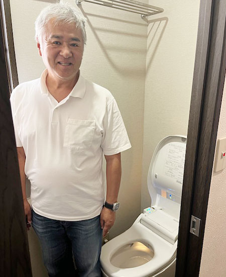 施工後のお客様とトイレ