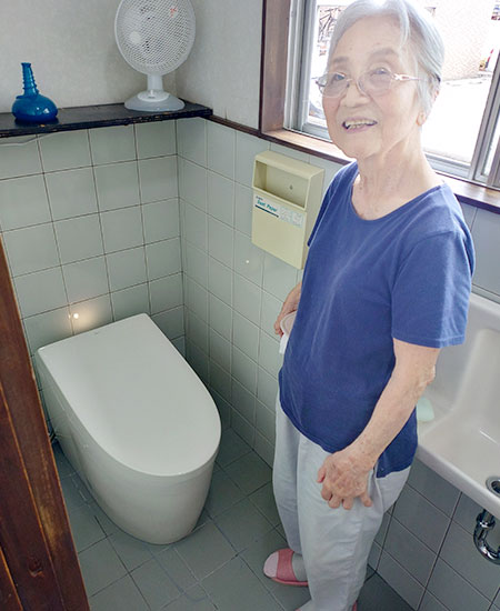 施工後のトイレとお客様