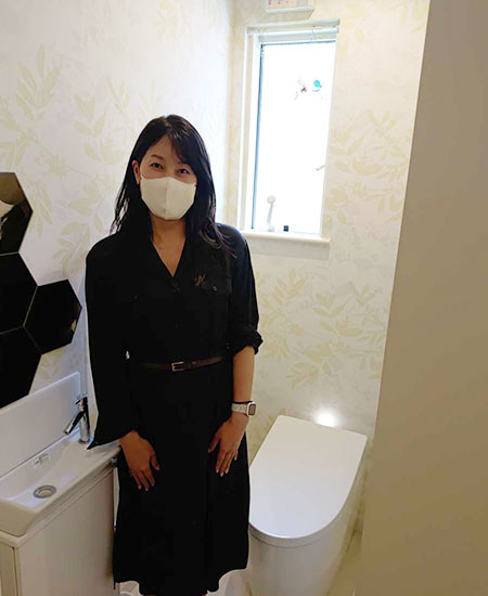 施工後のお客様とトイレ