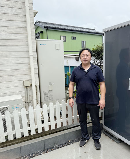 施工後のエコキュートとお客様