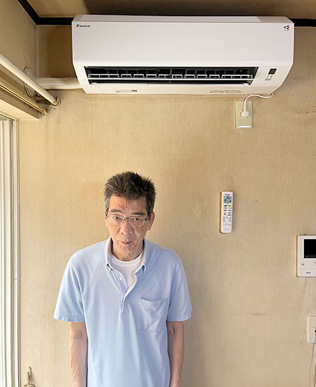 施工後の壁掛エアコンとお客様